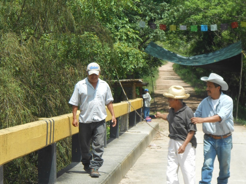 Por temor a ser retenidos, aplazan autoridades fecha para reingreso de familia desplazada en Valle Nacional