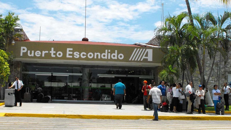 Toman aeropuerto de Puerto Escondido porque Cué incumplió con obra de un mercado
