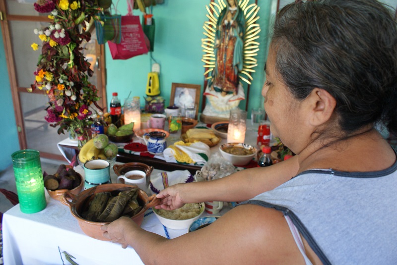 Altares de muertos; una tradición viva, costosa, una tradición invadida