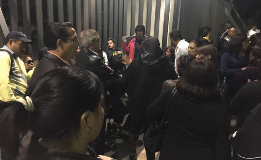 Trabajadores toman congreso, retienen a 14 diputados electos y el panista Henestroza huye