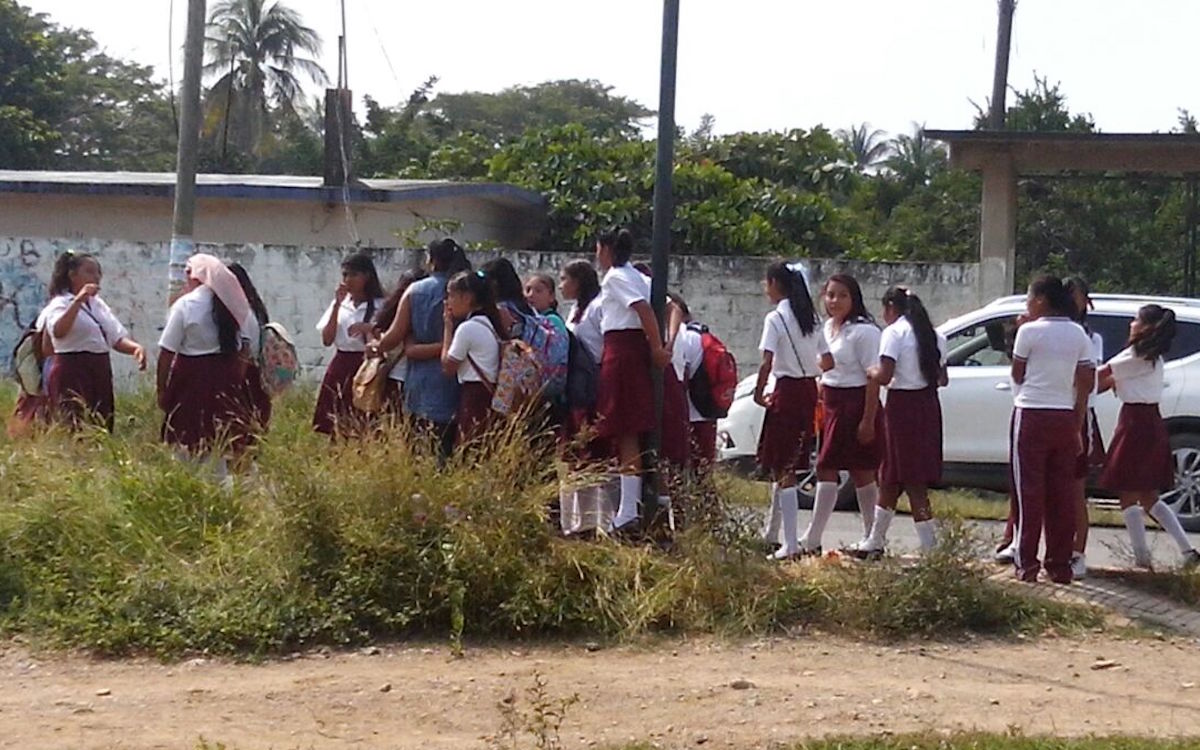Profesores denuncian a director de escuela por acoso sexual y corrupción