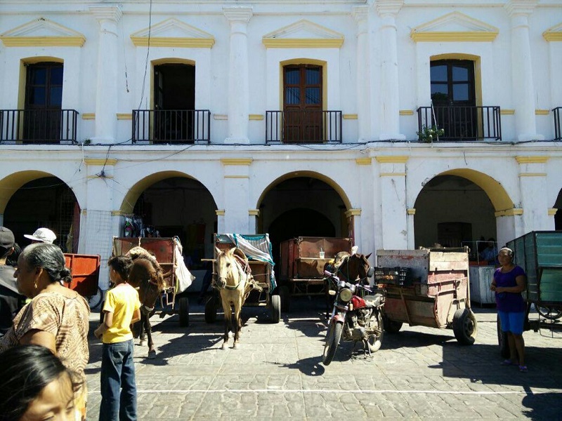 Con bloqueos y toma de palacio municipal la UCO exige libertad de militantes