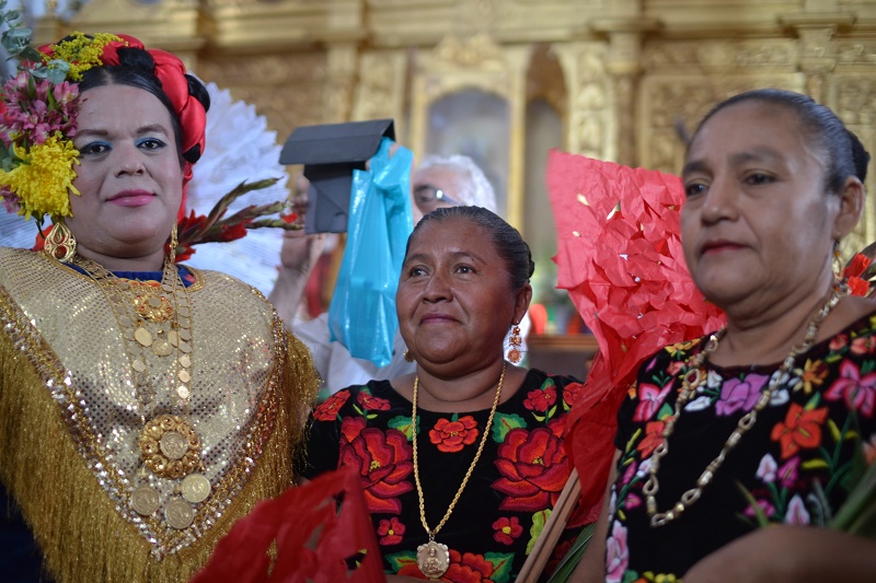 Muxes de Juchitán reciben la bendición de San Vicente Ferrer