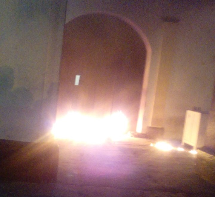 Simpatizantes del PT prenden fuego a puerta de palacio municipal en Juchitán