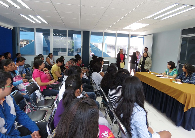 Amplía Fundación Harp Helú su programa de becas para alumnos de la UABJO