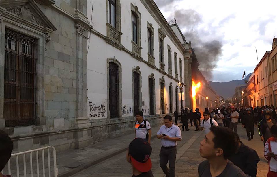 A sangre y fuego porros toman facultad de derecho y toman como rehenes a estudiantes