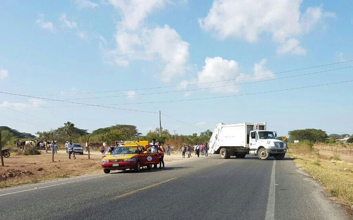 Transportistas bloquearon para exigir deuda al ayuntamiento juchiteco