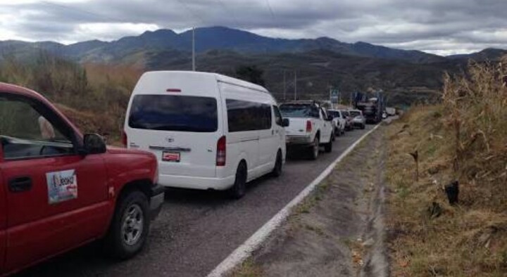 Por conflictos sociales bloquean paso a la capital oaxaqueña