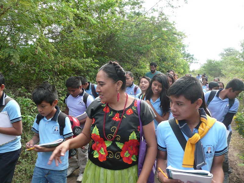 Zapoteca comparte sabiduría de la medicina tradicional a estudiantes