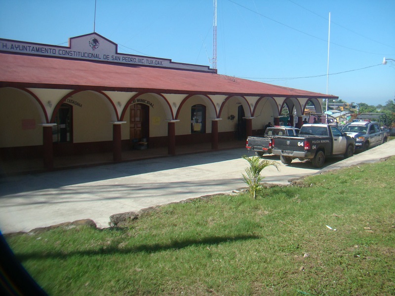 Paran labores policías y empleados en Ayuntamiento de Ixcatlán, en la Cuenca