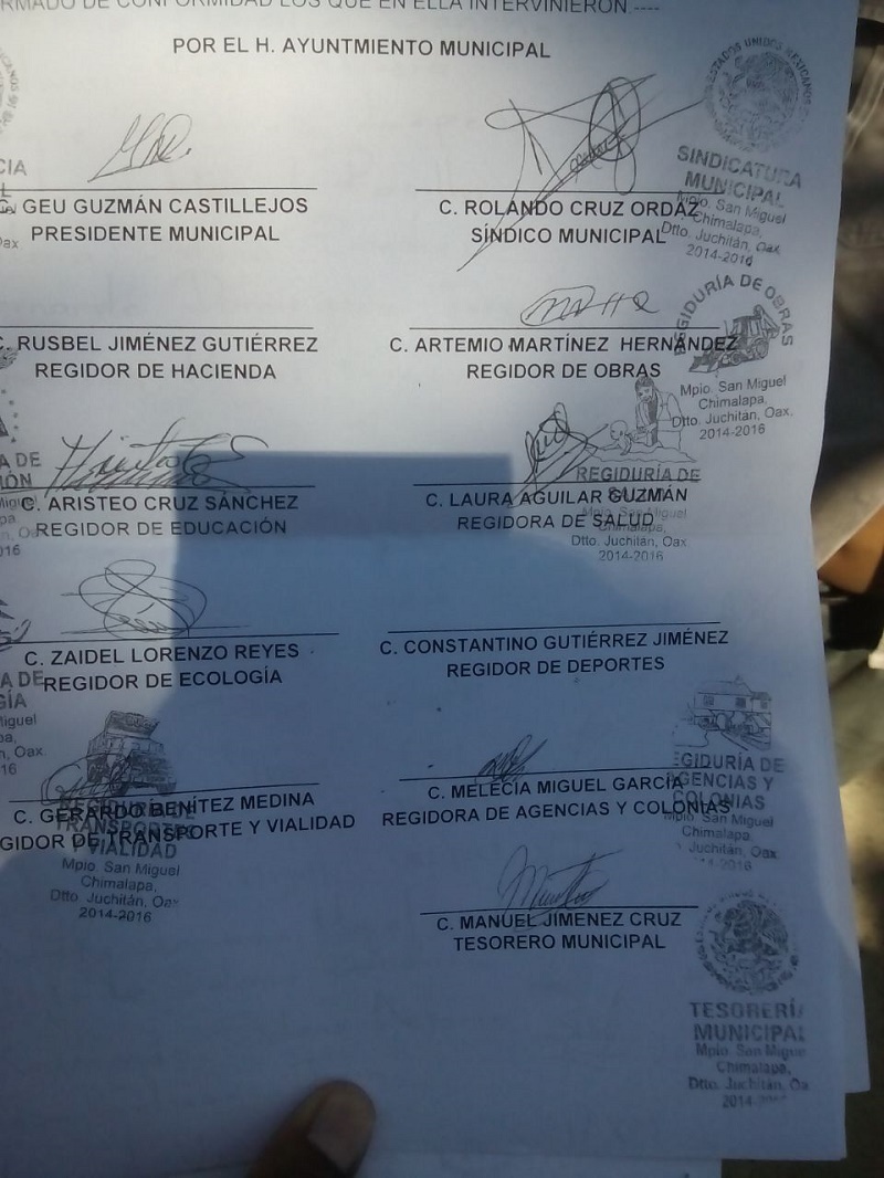 Trabajadores del ayuntamiento de San Miguel Chimalapa exigen pago de aguinaldo con bloqueo