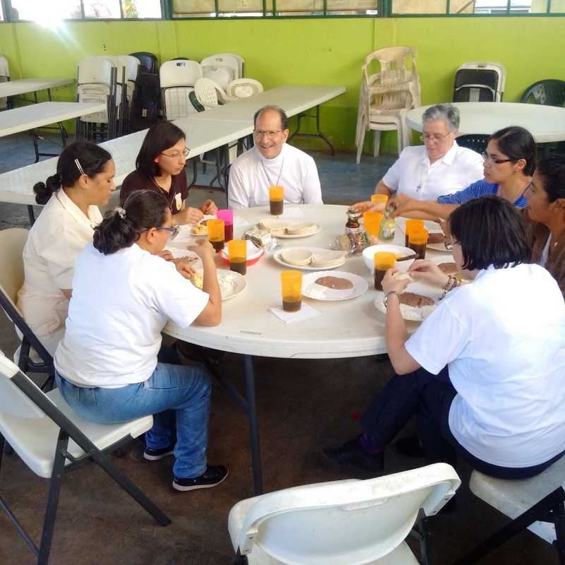 Misioneras pasarán navidad con migrantes en Albergue Hermanos en el Camino