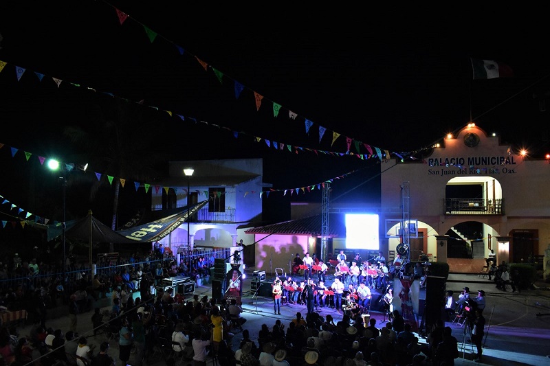 “Si Oaxaca no se ha ido a la mierda es por todos los que trabajamos por ella”