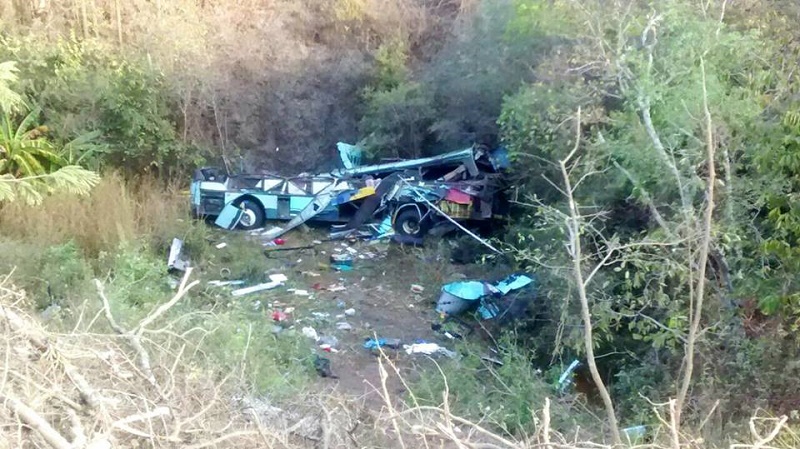 Fatal volcadura de un autobús de pasajeros dejó cinco muertos y 25 heridos