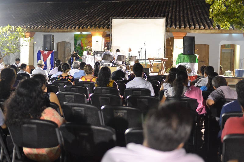 Con música, rezos y poesía conmemoran 40 días de muerte de Fidel Castro en Juchitán