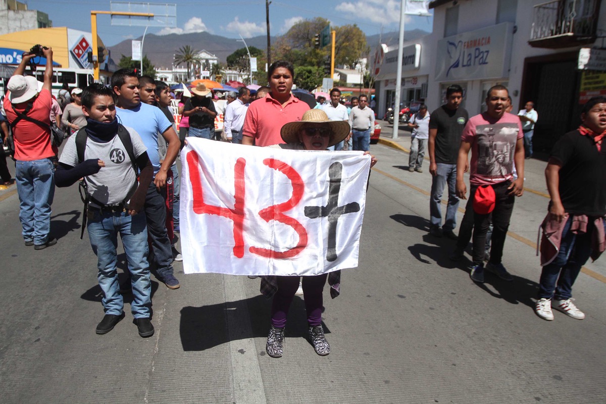 Peña Nieto ante el pueblo es un león y ante Trump un ratón arrastrado: Padres de los 43 normalistas