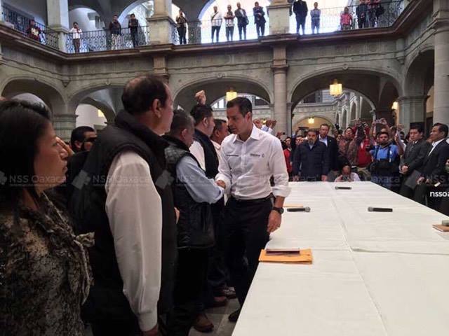 Cede Murat ante ultimátum de la Sección 22 y los recibe en Palacio de Gobierno