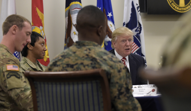 Visita Trump centro militar de lucha contra el EI