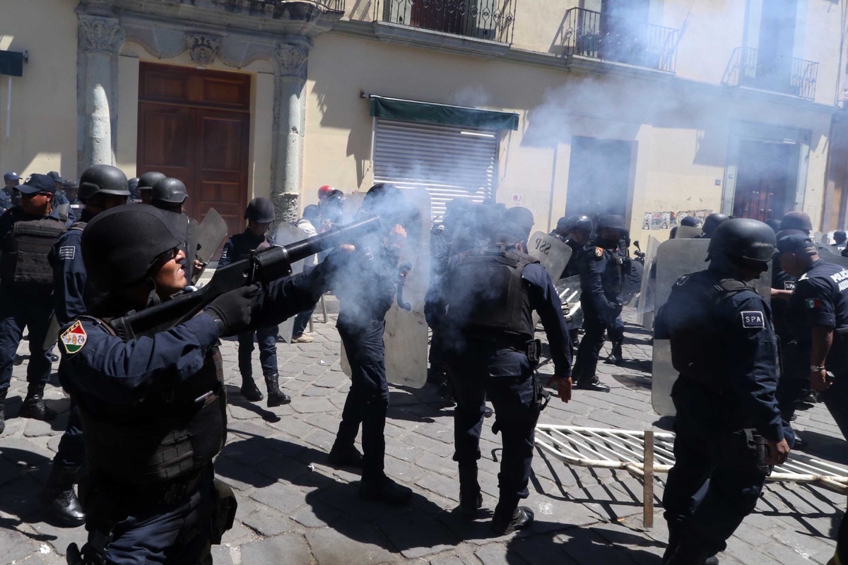 Se enfrentan policías y maestros de la Sección 22