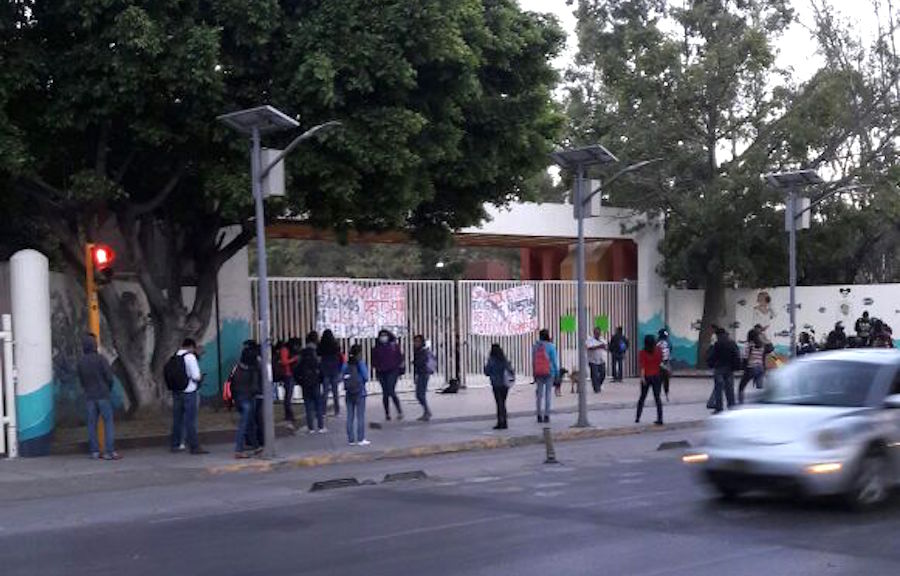 Egresados de Enfermería toman la UABJO para pedir 47 plazas