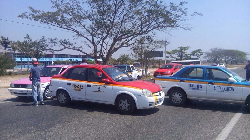 Taxistas bloquean y  piden a vicefiscalia en el Istmo liberar unidad de transporte
