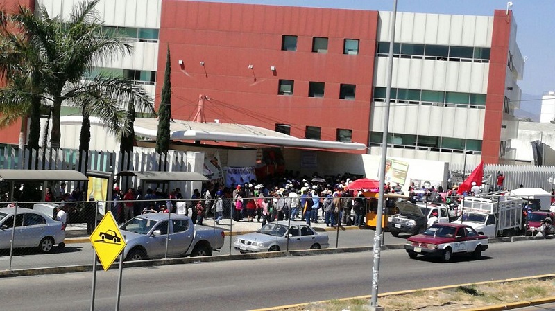 Con bloqueos y tomas de oficinas, el FPR busca doblegar a Alejandro Murat