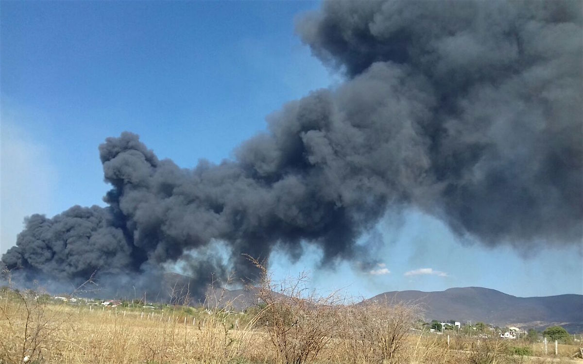 Incendio en corralón de la Agencia Estatal de Investigaciones consume más de 300 vehículos