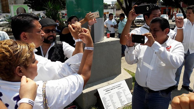 Gremio de periodistas de Tuxtepec pone placa pública a favor de la libertad de expresión