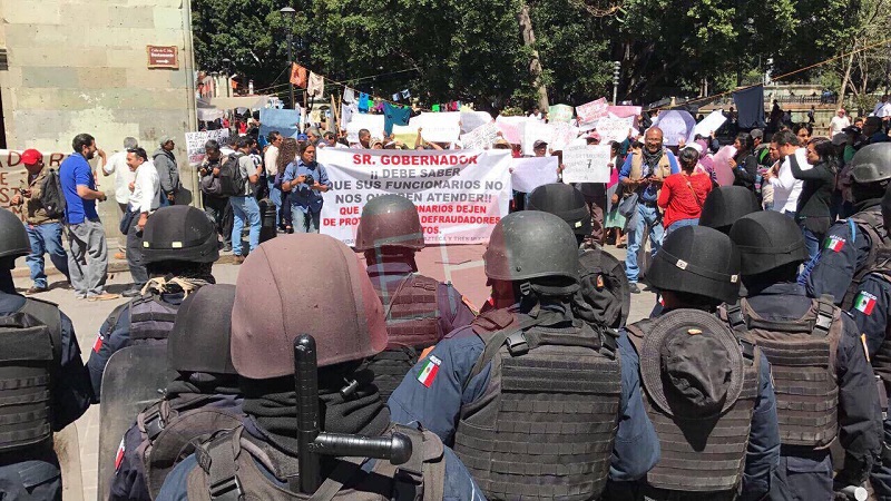 Sitia Murat el Centro Histórico y repliega con gases lacrimógenos a maestros