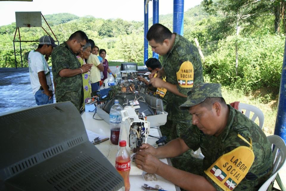 Militares apoya a familias de comunidades marginadas de Oaxaca