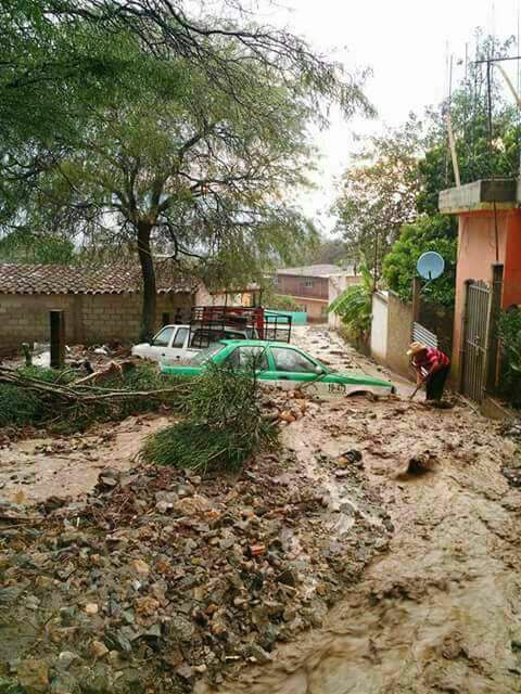 En la Cañada, lluvias dejan por lo menos 4 desaparecidos y 25 casas dañadas, y Protección Civil ni sus luces