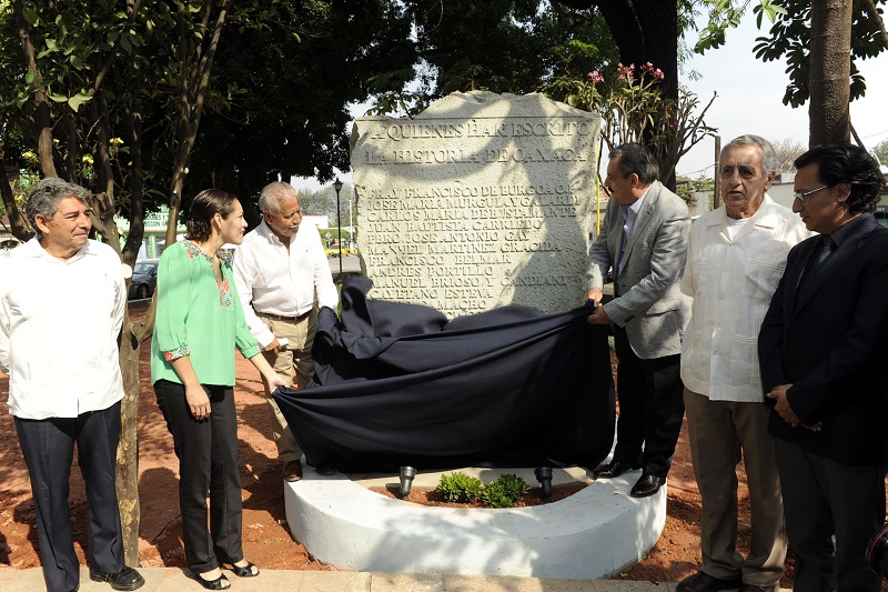 Revela Hernández Fraguas Estela de Historiadores en el Jardín Morelos