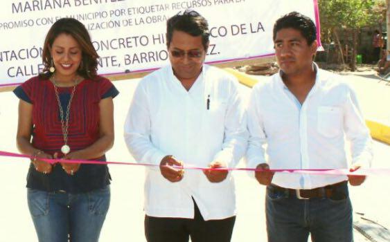 Entrega Mariana Benítez pavimentación a pobladores de Jalapa del Marqués