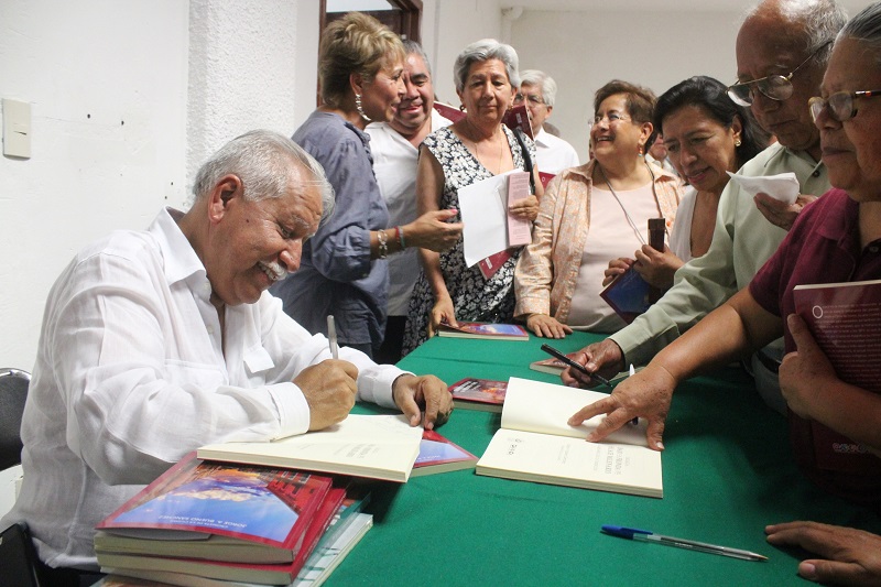 Presenta Cronista de la Ciudad su libro “Bajo la fronda del huaje milenario”