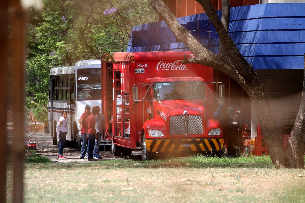 En fotos, saqueo que hacen normalistas a camión de Coca Cola