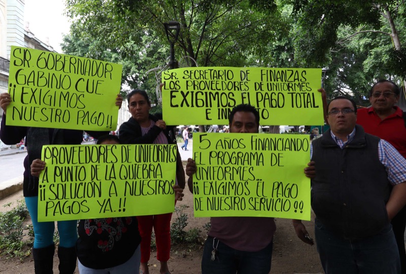 Unos 2 mil millones de pesos -de adeudos a proveedores- habrían cobrado funcionarios de Cué