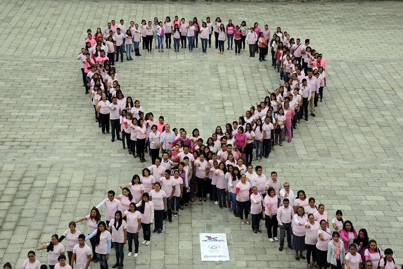 Oaxaqueñas forman un moño rosa para hacer conciencia sobre el cáncer de mama