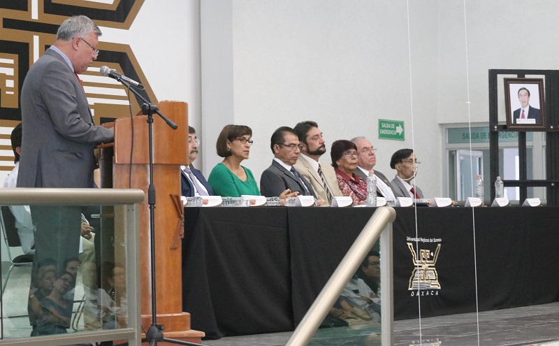 Nombra URSE a maestros eméritos de Medicina y Psicología