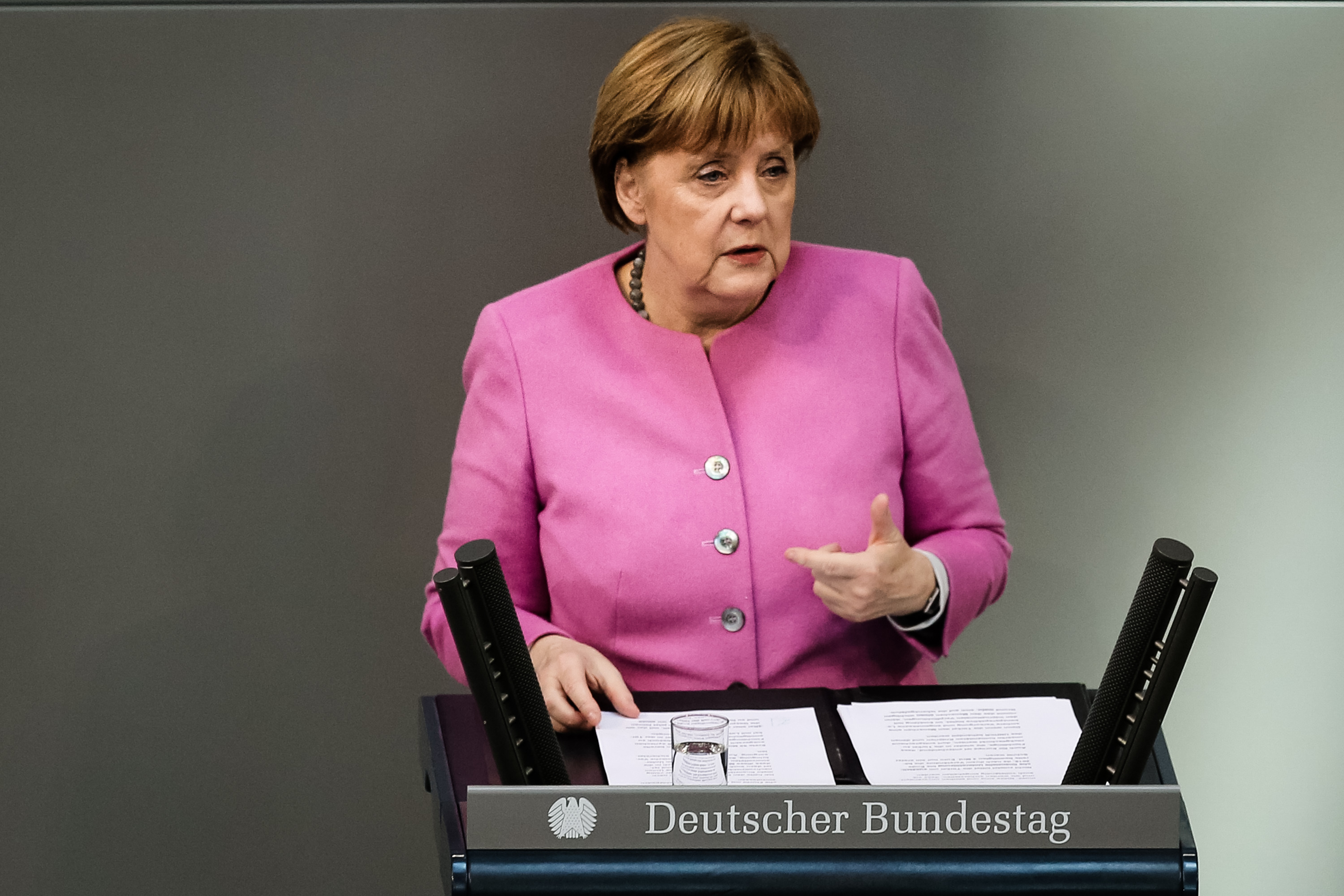 Europeos deben hacerse cargo de su destino y depender menos de Reino Unido y Estados Unidos: Merkel