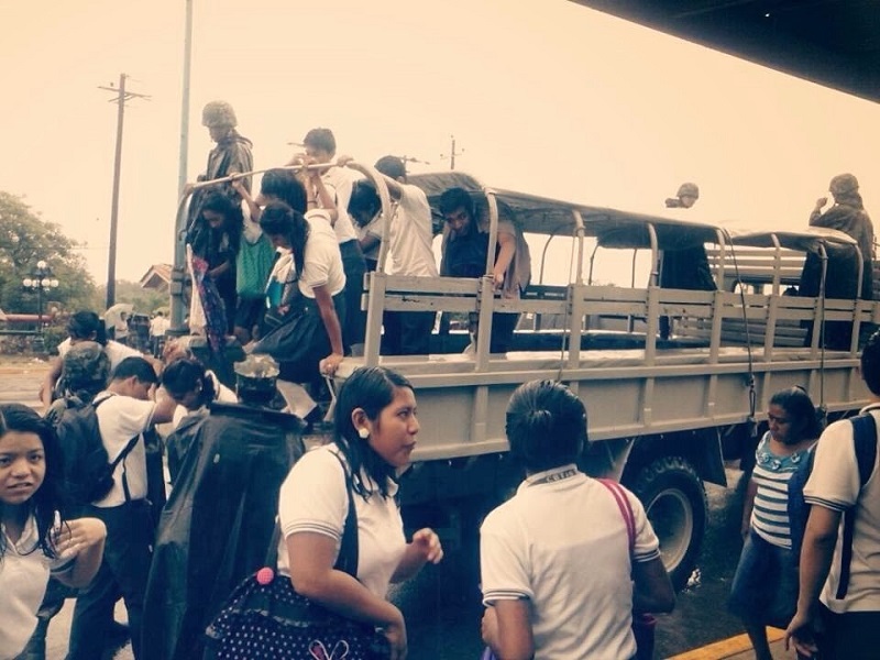 Evacuan a más de dos mil estudiantes por lluvias en Salina Cruz