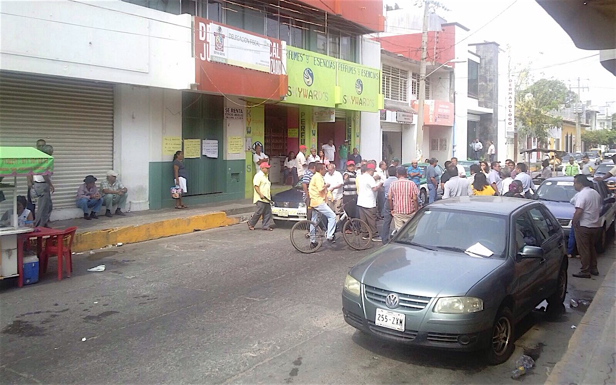 Taxistas de Juchitán toman oficinas de gobierno; exigen operativos contra pirataje