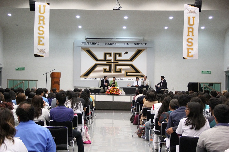 Dialogan egresados URSE de excelencia con comunidad estudiantil