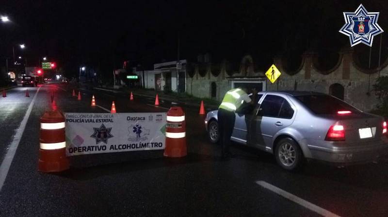 Instala Policía Vial Estatal Operativo Alcoholímetro en la Carretera Federal 190; nueve detenidos