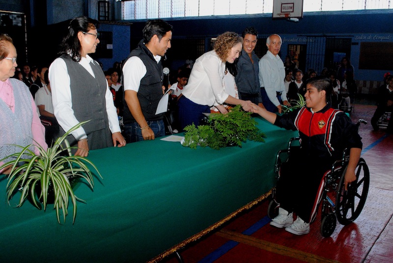 Entregan certificados de adopción de un árbol a más de 70 estudiantes