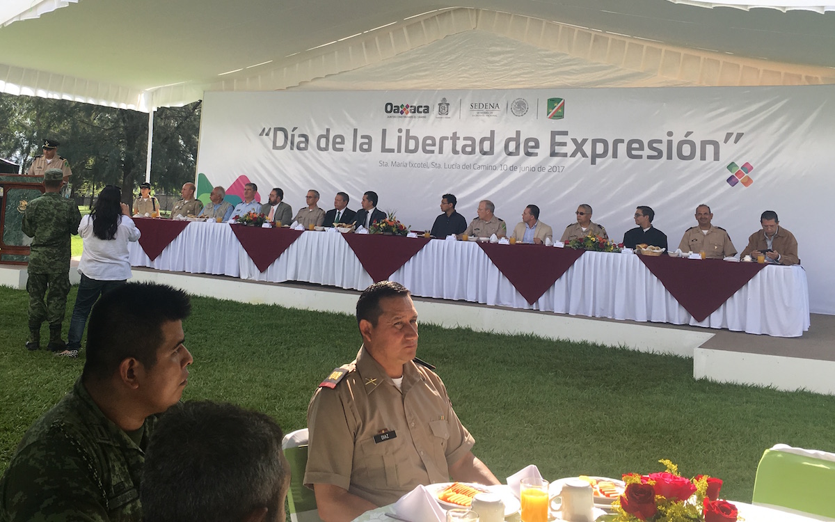 Militares realizan breve desfile para conmemorar Día de Libertad de Expresión