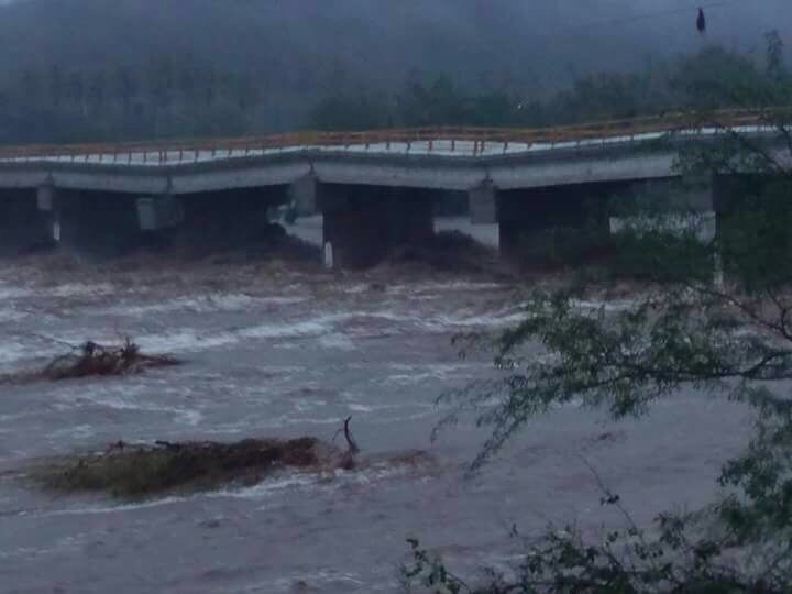 No hay paso a Oaxaca por colapso de puente Tequisistlán