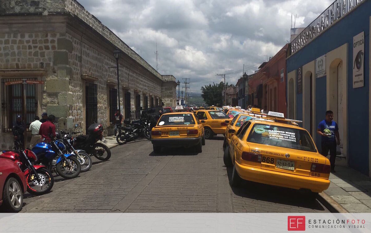 Exigen liberar a taxista acusado de desmantelamiento de autos; es inocente, afirman