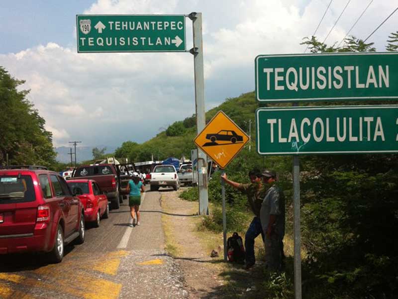 Vuelca camioneta donde viajaban centroamericanas, con saldo de un muerto y cinco personas heridas