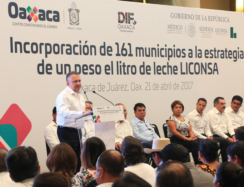 De los 300 municipios donde opera “A peso el litro de leche Liconsa”, 161 son oaxaqueños