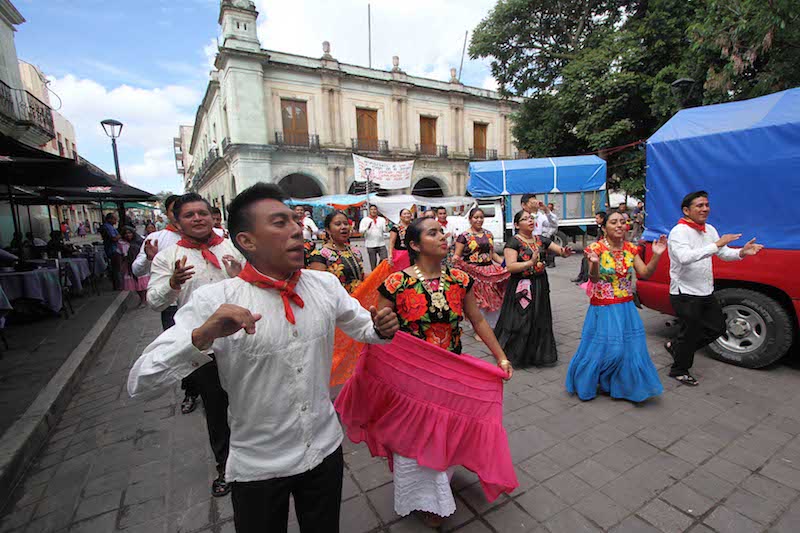 Pinotepa y Juchitán, fuera de la Guelaguetza por criterios políticos, reprochan perredistas conflictivos